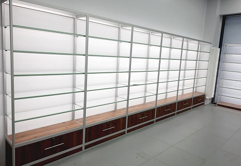 Примеры стеклянных стеллажей-витрин